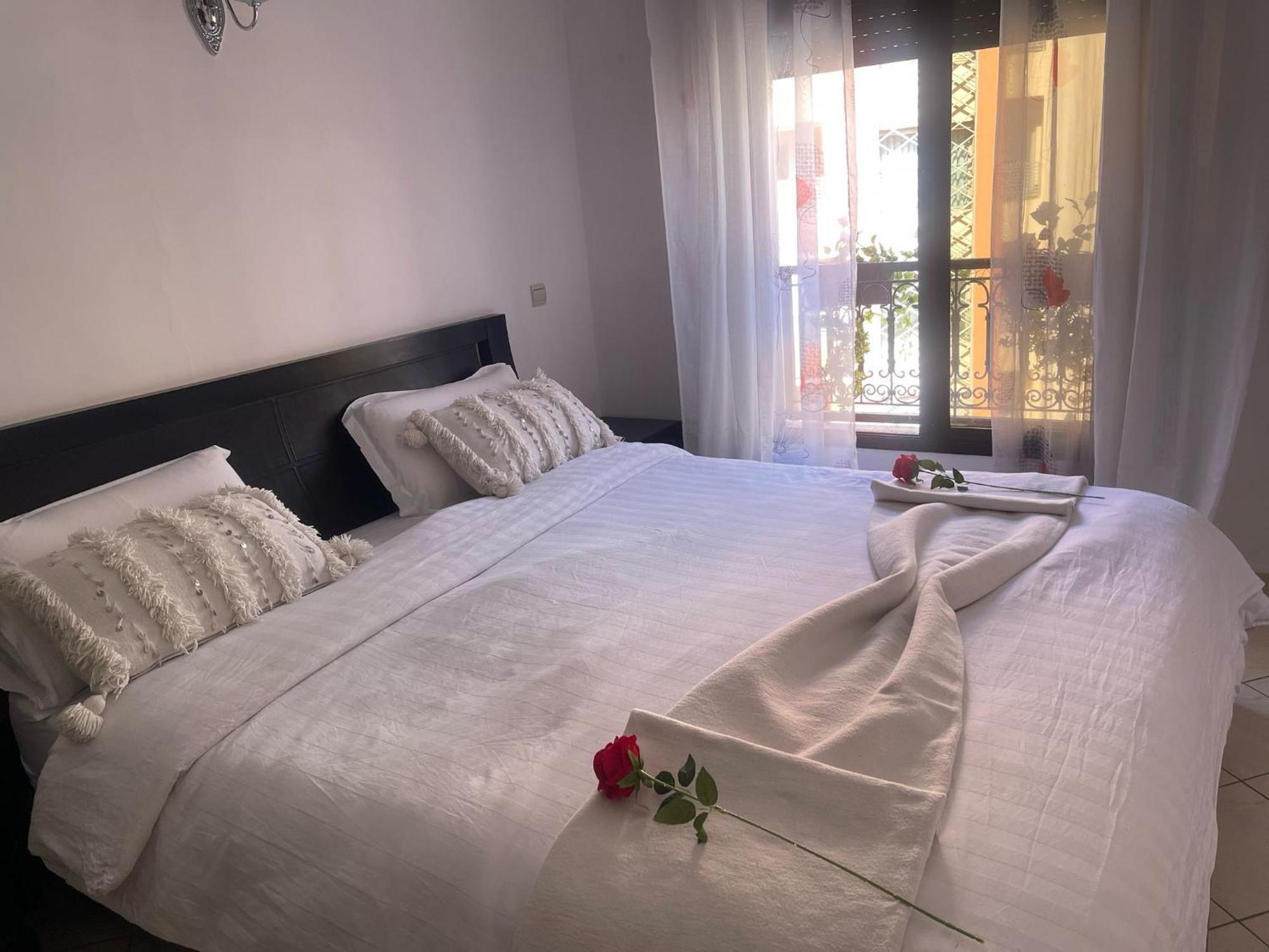 Magnifique Appartement Spacieux Confort Propre Familial 2 Chambres Salon Et Salle A Manger A 20Mn A Pied De Place Jemaa El Fina 4 Piscines Dans Espace De Golf A 12 Mn En Voitures L Entree Est Gratuit Pour La Clientele Ouvert Entre 10H Et 20H Marrakesh Exterior foto