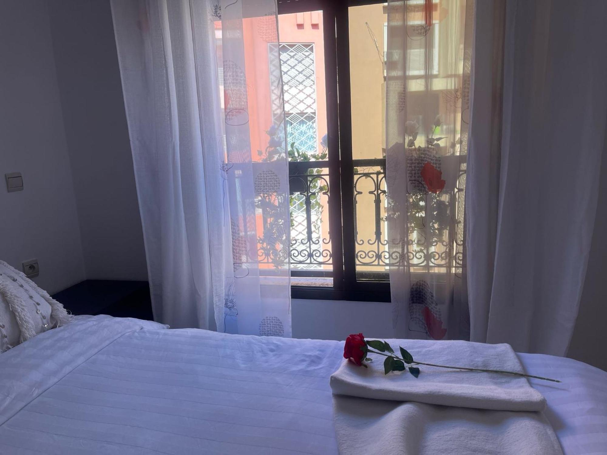 Magnifique Appartement Spacieux Confort Propre Familial 2 Chambres Salon Et Salle A Manger A 20Mn A Pied De Place Jemaa El Fina 4 Piscines Dans Espace De Golf A 12 Mn En Voitures L Entree Est Gratuit Pour La Clientele Ouvert Entre 10H Et 20H Marrakesh Exterior foto